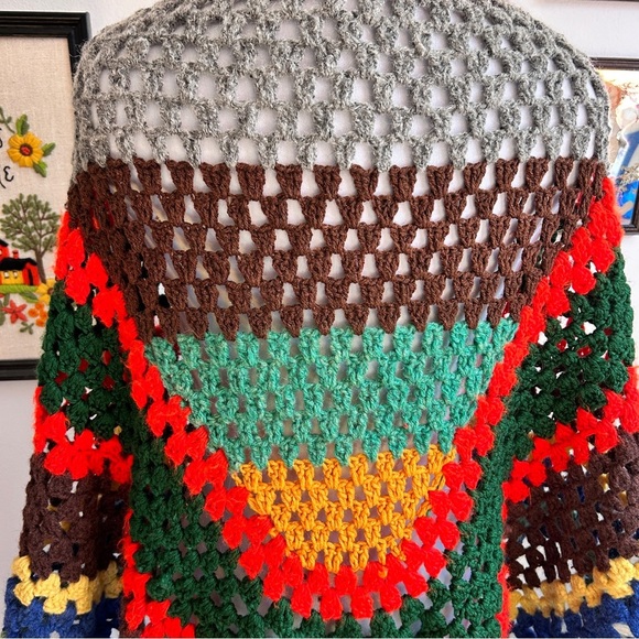 Vintage 70s Hand-Crocheted Sunset Groovy Granny Shawl Poncho - Picture 6 of 9
